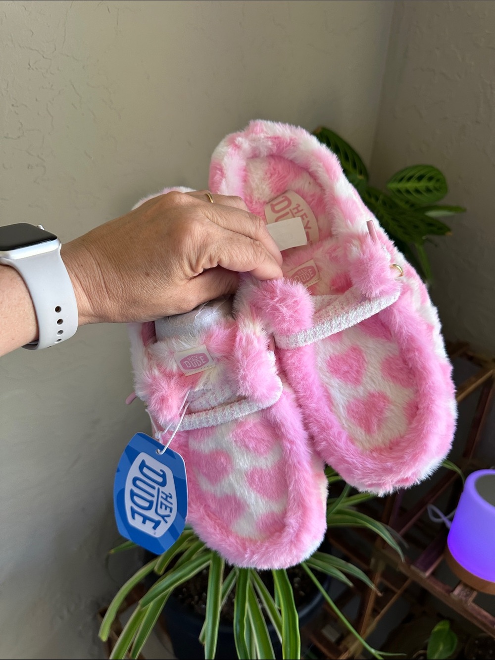 Hey Dude Pink & White Plush Heart Slipper size 7 new with tags - Picture 2 of 6